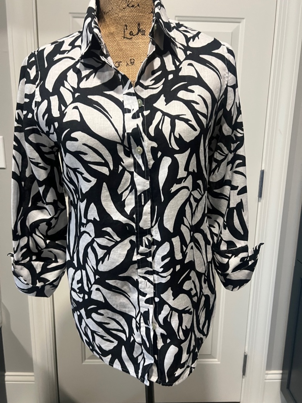 Chico’s 100% Linen Black/White Button-Up Top Sz 00 Resort Vacation Cruise Beach